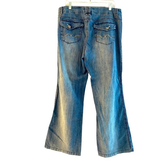 NWT Flare stretch faded light wash jeans by Avenue modern fit size 16
C - Picture 7 of 12